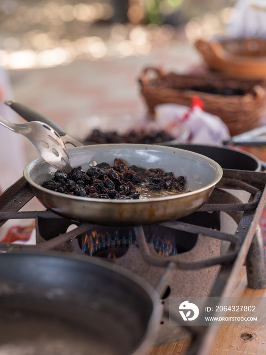 户外厨房食物准备的垂直图像