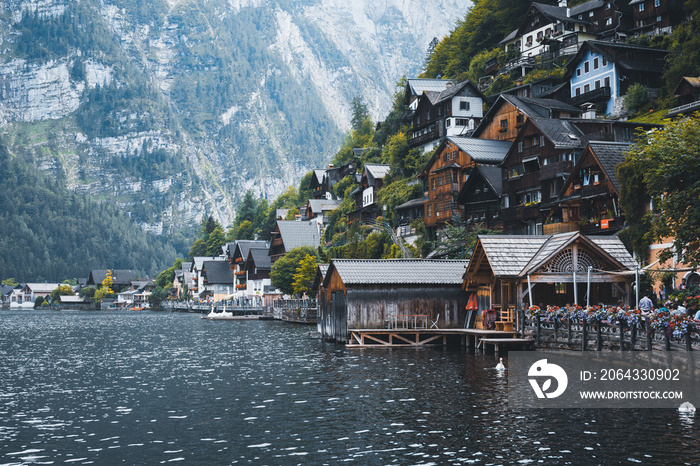 Idyllisches Dorf Hallstatt in Österreich Salzburg mit historischen Häusern