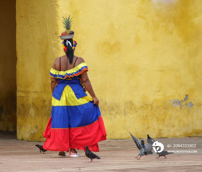 Cartagena de Indias称为Palenqueras的传统彩色水果街小贩