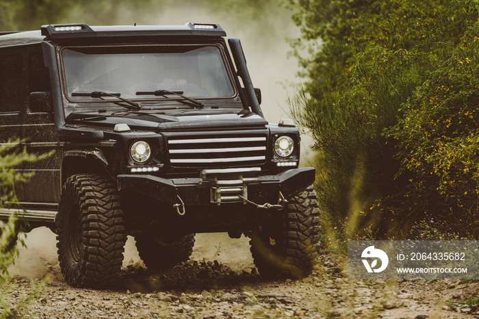 越野车在山上行驶。大型4x4汽车的旅行理念。泥泞路面。4x4越野