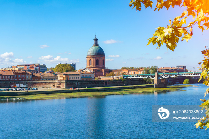 The Saint-Pierre bridge passes over the Garonne and it was completely rebuilt in 1987 in Toulouse Ha