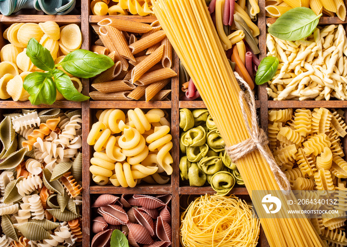 装在木箱里的意大利面条和各种五颜六色的意大利面。健康食品背景概念。扁平l