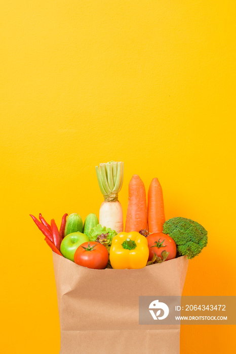 黄色背景食品袋中的蔬菜
