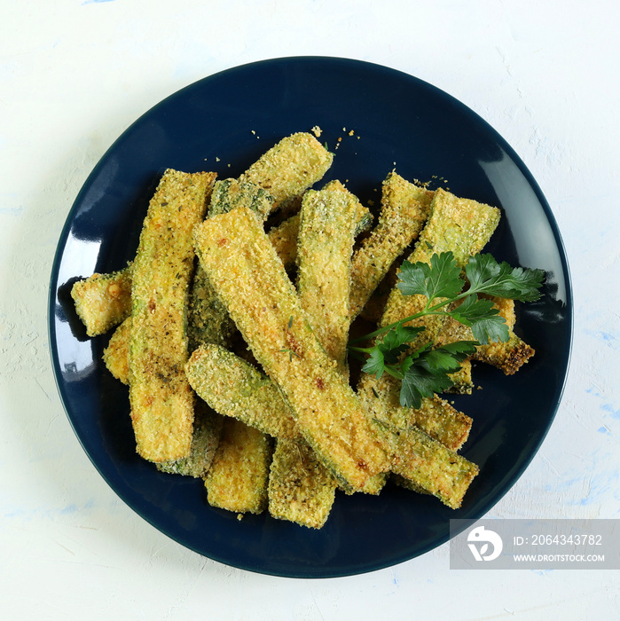 Concetto di cibo fatto in casa. Zucchine gratinate con pangrattato ed erbe su un piatto. Vista dall