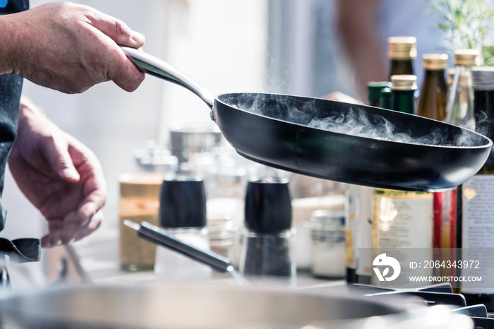 Koch in der Küche Kocht Leckeres Essen