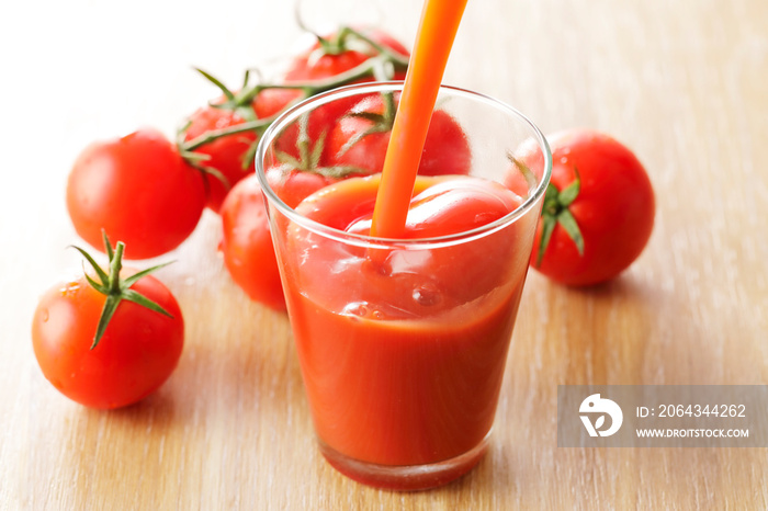 トマトジュースをグラスに注ぐ　Pouring tomato juice into a glass