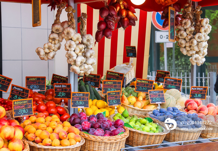 意大利城市市场的水果摊位