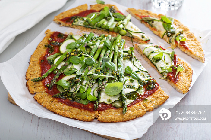 Cauliflower pizza with zucchini and asparagus