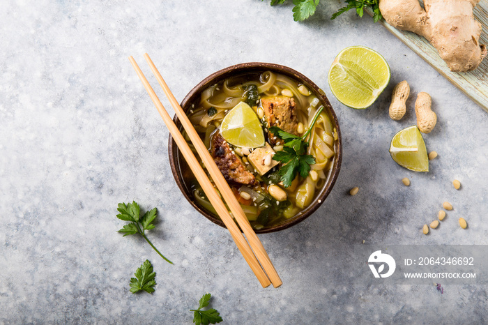 味噌拉面亚洲面条汤，碗里有豆豉或豆豉。健康饮食的健康食品