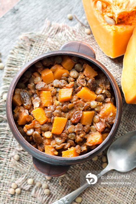 Spicy curry with green lentils, pumpkin and raisins