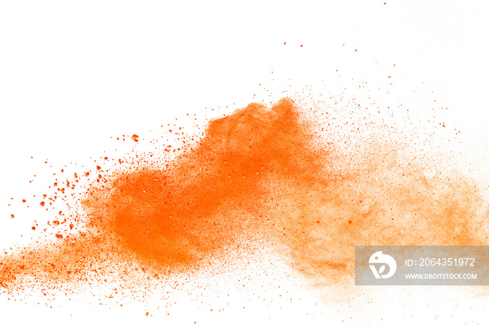 抽象的橙色粉末爆炸。橙色灰尘颗粒飞溅在白色背景上的特写