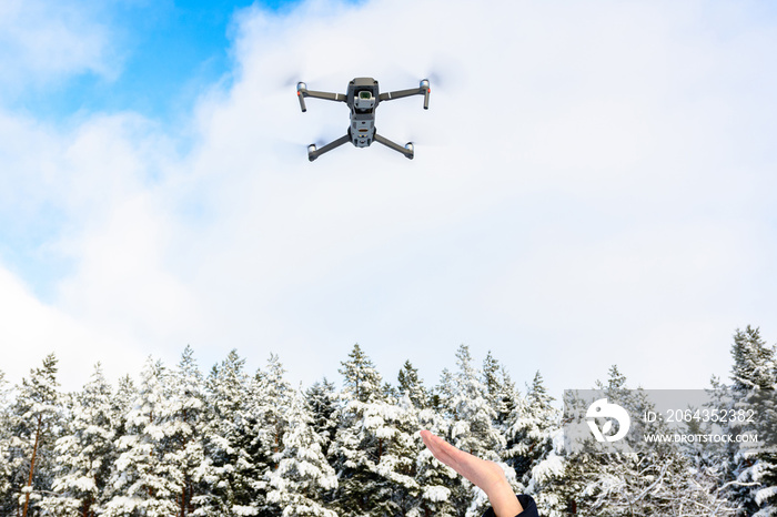 无人机在冬天在森林上空飞行，拍摄风景视频。