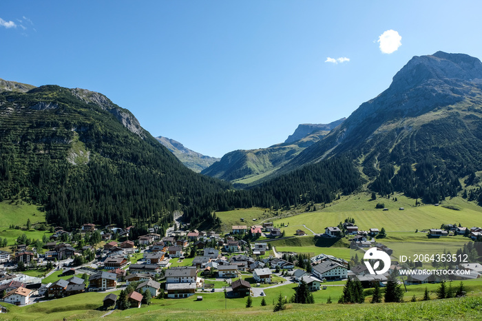 欧洲奥地利福拉尔贝格著名的Lech am Arlberg村周围的自然和徒步旅行