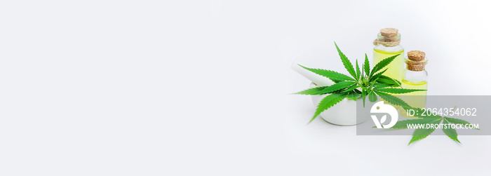大麻药草和叶子用于治疗肉汤、酊剂、提取物、油。选择性聚焦。