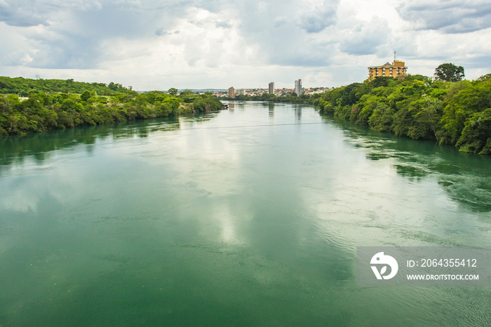 背景为河岸森林和城市的大河——Rio Paranaiba-Itumbiara-Goias-Br