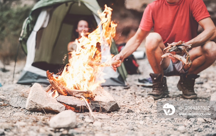 一对幸福的情侣在野生森林露营时生火——年轻人在旅行和露营中玩得很开心