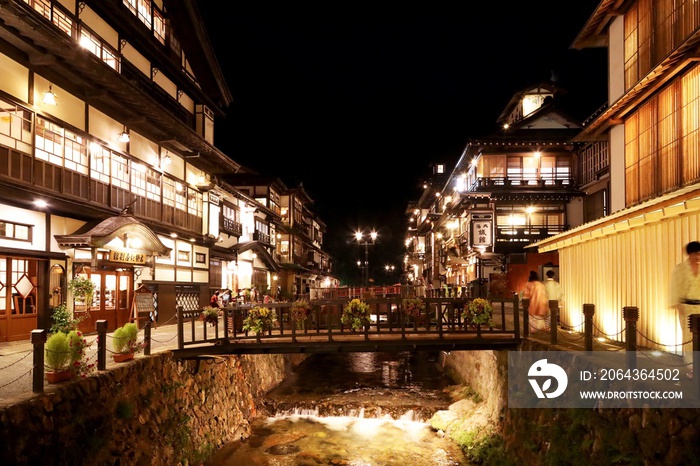 夏の銀山温泉の夜景