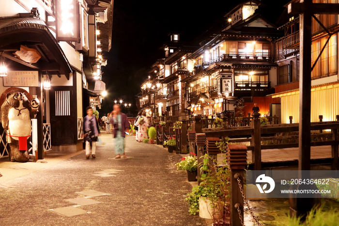 夏の銀山温泉の夜景