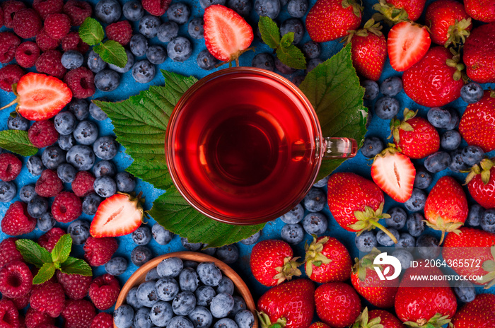 一杯由草莓、蓝莓、覆盆子和香料混合而成的浆果凉茶。健康的夏日博士