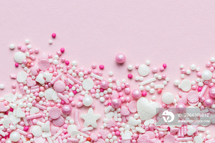 rosafarbene Zuckerstreusel mit rosa Hintergrund