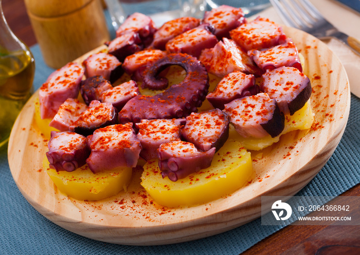 传统的加利西亚美食，煮章鱼配土豆片和烟熏辣椒