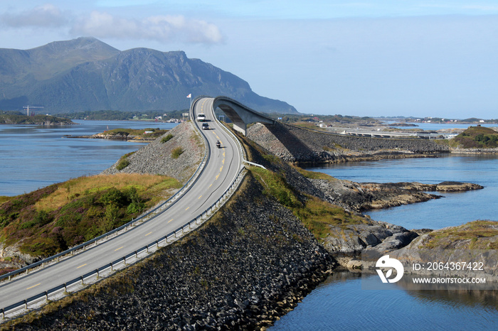 geschwungene Brücke der Küstenstraße Atlanterhavsveien bei Kristiansund / Norwegen an einem sonnigen