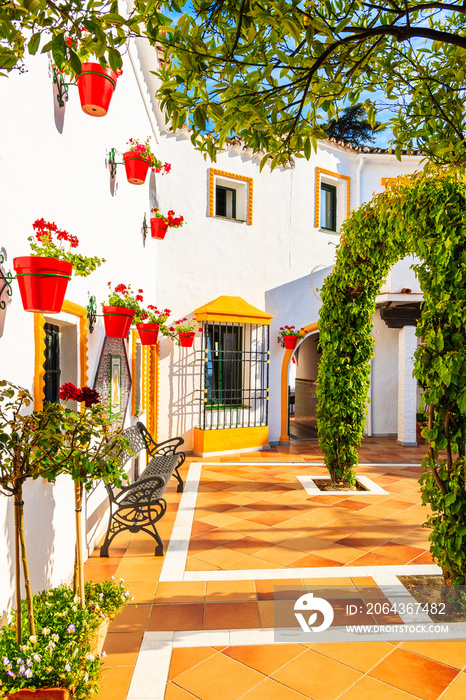 西班牙马贝拉附近白色安达卢西亚风格村庄的典型建筑
