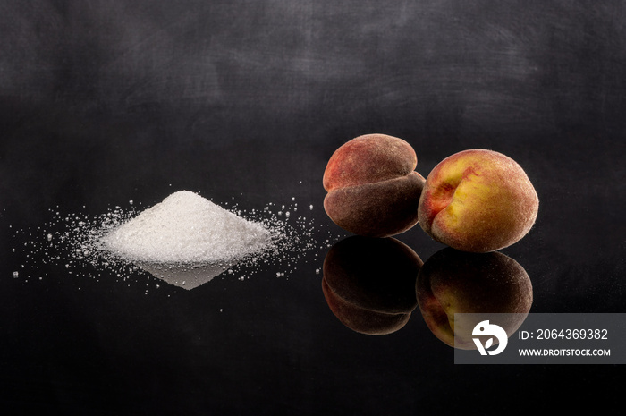 cukier i owoce na czarnym tle jako wybór między zdrowiem a niezdrowym cukrem
