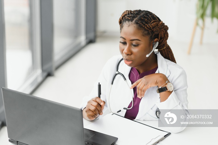 医学、在线服务和医疗保健理念——快乐微笑的非裔美国女医生或护士