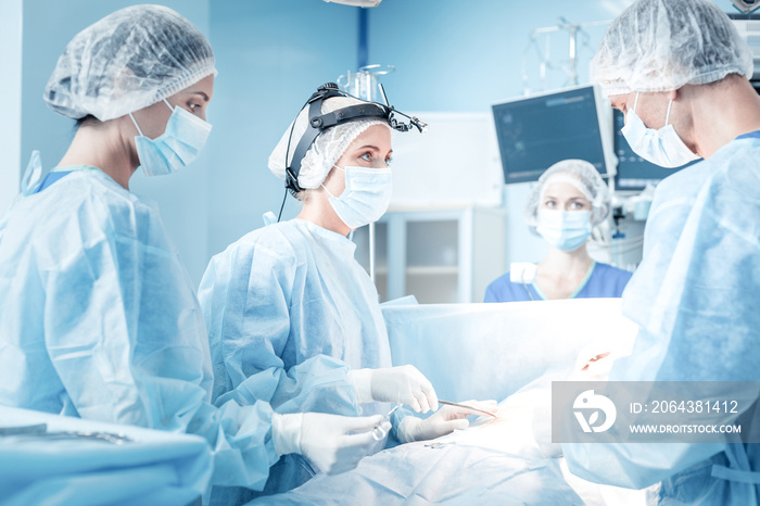 救命恩人。聪明漂亮的专业外科医生站在手术室里拯救病人