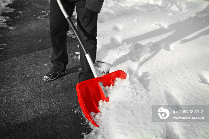 男子用红铲除雪