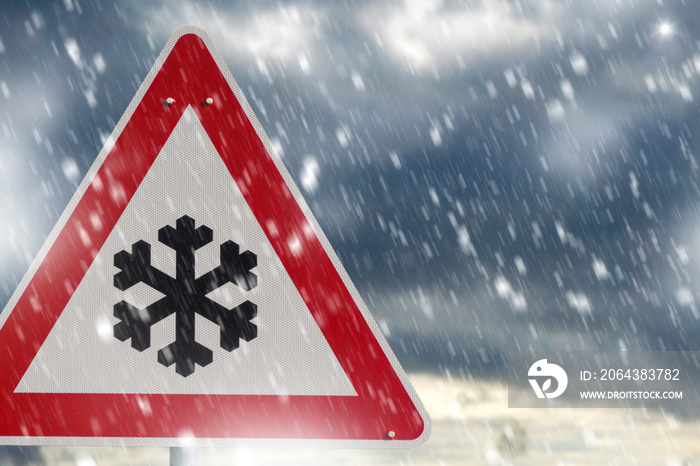 Warnung vor starkem Schneefall. Verkehrschild warnt vor starkem Schneefall und Straßenglätte auf der