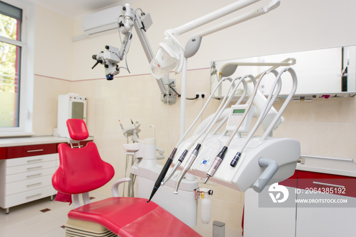 现代牙医办公室牙科治疗工具特写。牙科设备及其配件