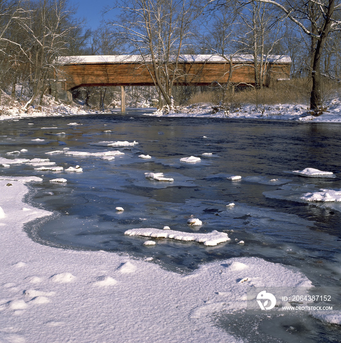 弗吉尼亚州冬季雪南多厄河上的有盖桥梁
