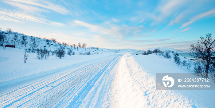 空旷道路上的暴风雪-冬日里的积雪道路