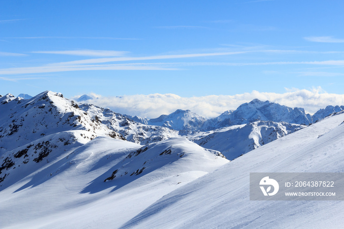 奥地利斯塔拜阿尔卑斯山冬季雪和蓝天的山脉全景