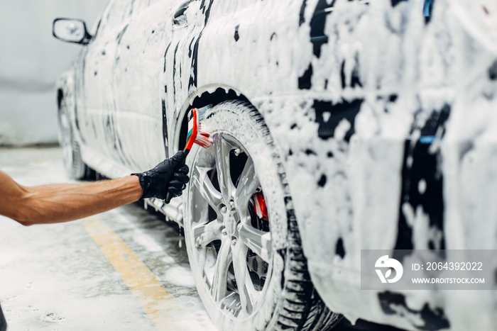 Carwash service, washing of wheels with brush