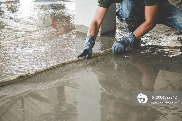 Mason building a screed coat cement