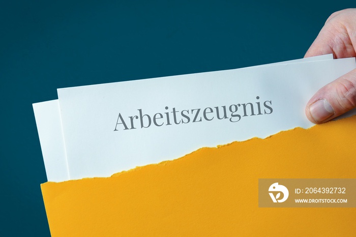 Arbeitszeugnis. Briefumschlag wird geöffnet. Hand entnimmt Unterlagen. Text auf Post-Brief.