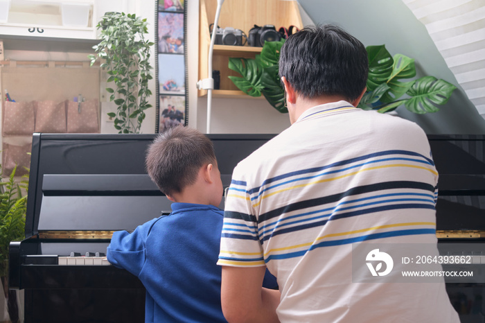 西安父子在家弹钢琴，成年男子教幼儿园的孩子弹钢琴