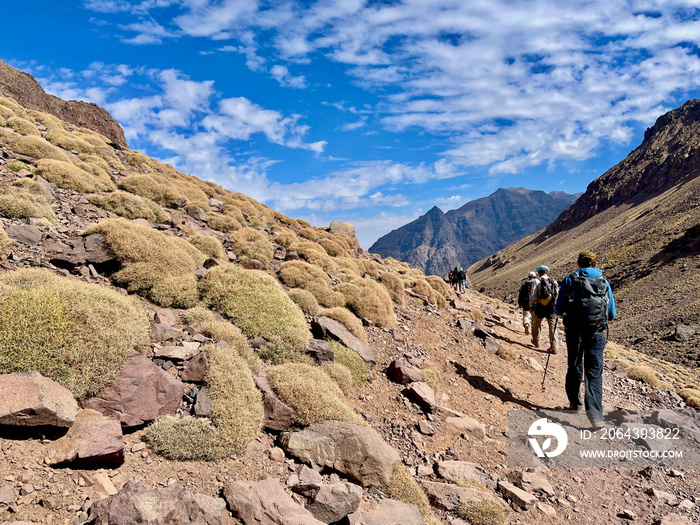 徒步旅行者在Djebel Toubkal徒步旅行，这是摩洛哥阿特拉斯山脉中北非最高的山峰。