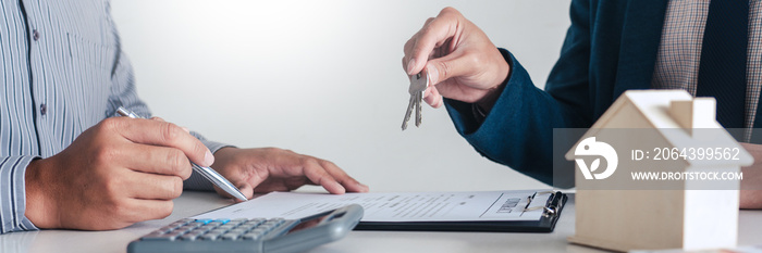 房地产经纪人为前来联系买房、买房或买房的客户解释文件