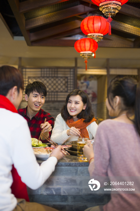 年轻朋友们在火锅店吃饭