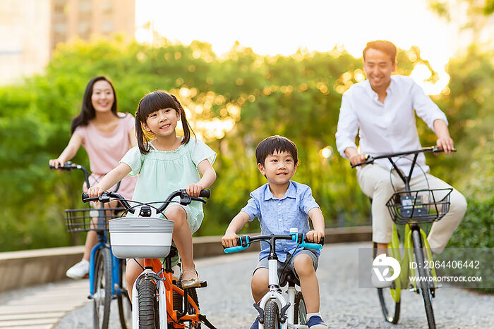 快乐的年轻家庭骑自行车