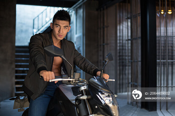 年轻都市型男骑摩托车