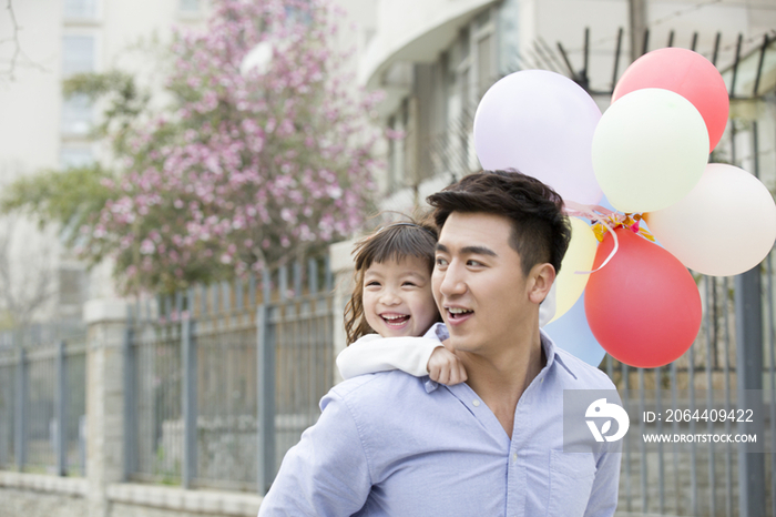 快乐的年轻父女和气球