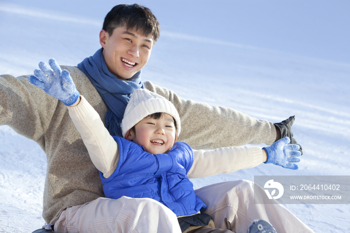 父子在雪地嬉戏