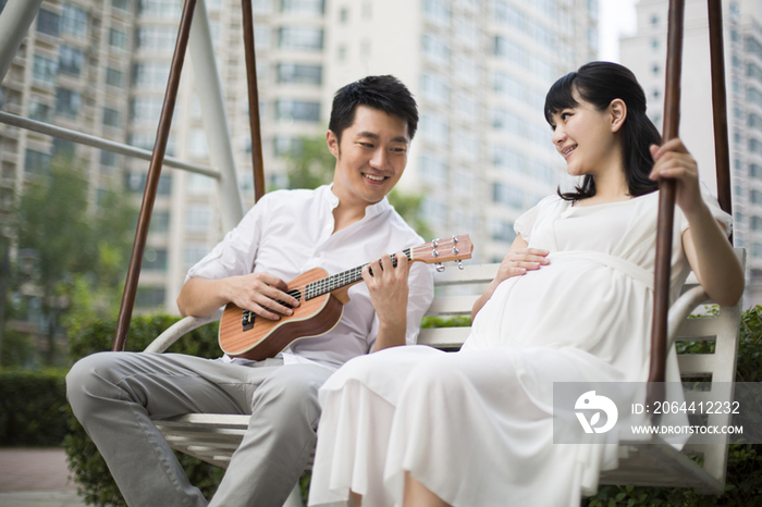 丈夫给怀孕的妻子弹吉他