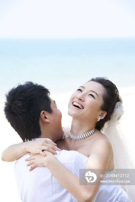 海滩浪漫婚纱情侣