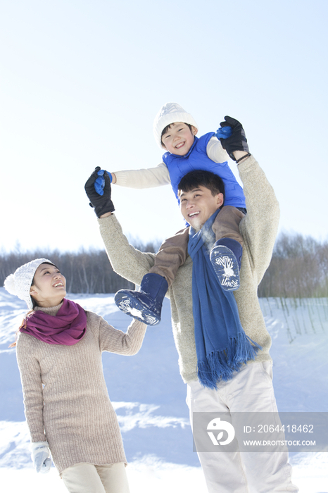 一家三口在雪地嬉戏